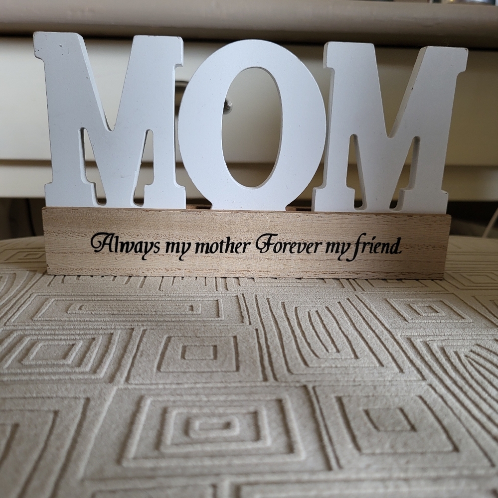 White and Tan 'MOM' Decorative Sign